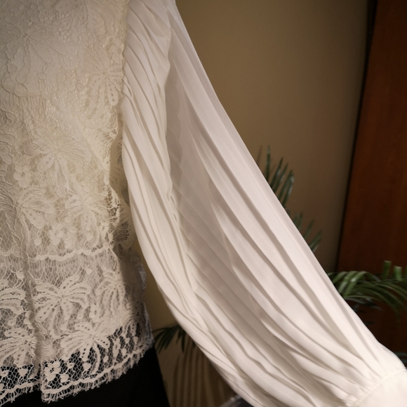 Lace blouse with pleated balloon sleeve. Size small - Picture 4 of 5